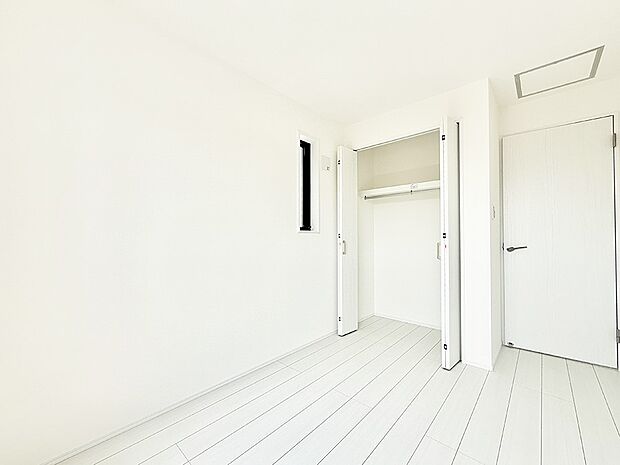 ■シンプルな空間で、収納付きベッドやデスクなど、多機能な家具を活用しやすいです