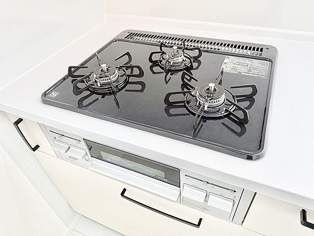 ■3口コンロのシステムキッチンで料理の手順もスムーズに