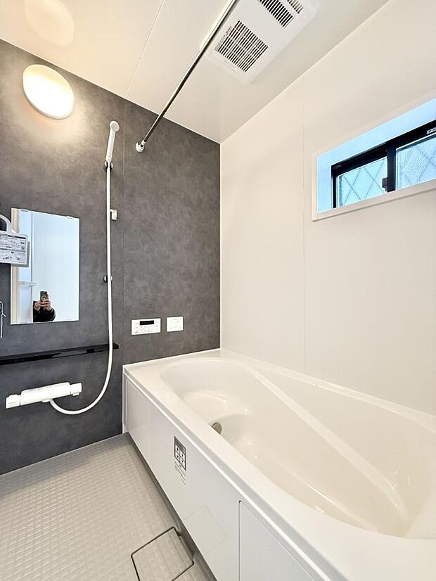 ■落ち着いた色合いの壁面、ゆっくり寛げるバスルーム