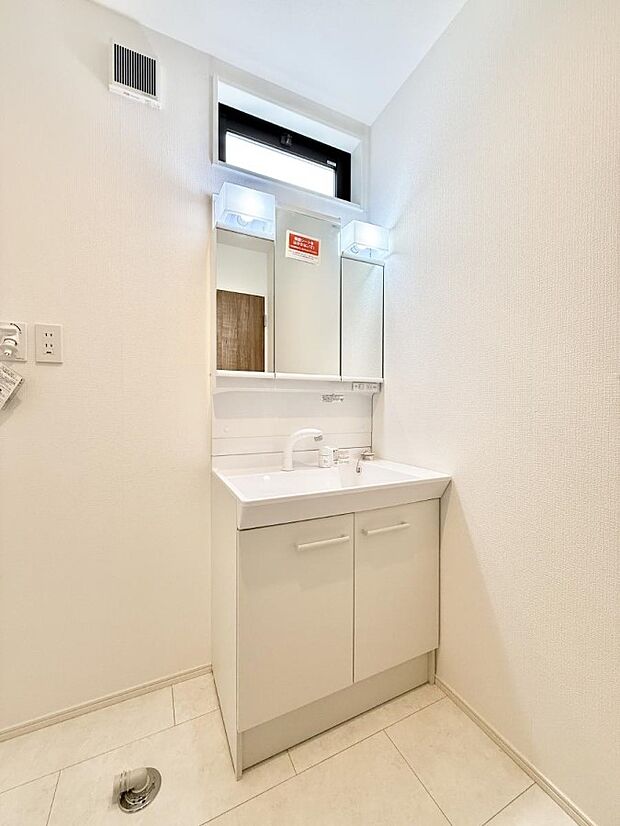 ■明るい洗面所は毎朝の歯磨きも楽しくできちゃいそうです♪