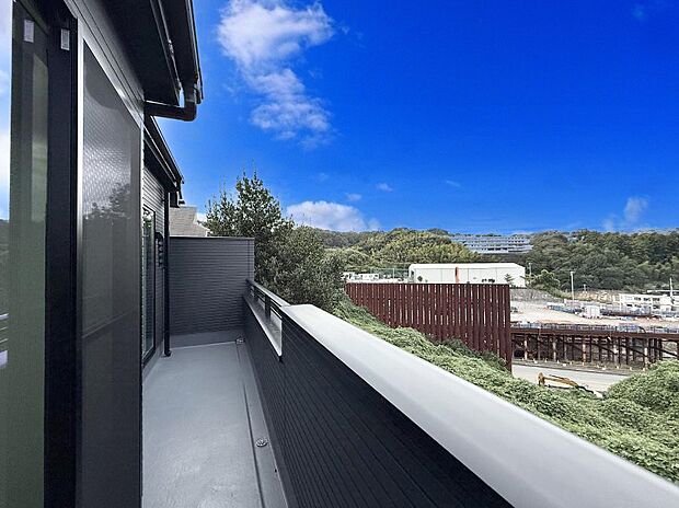 ■ 心地よい風と光を感じる、くつろぎのバルコニー