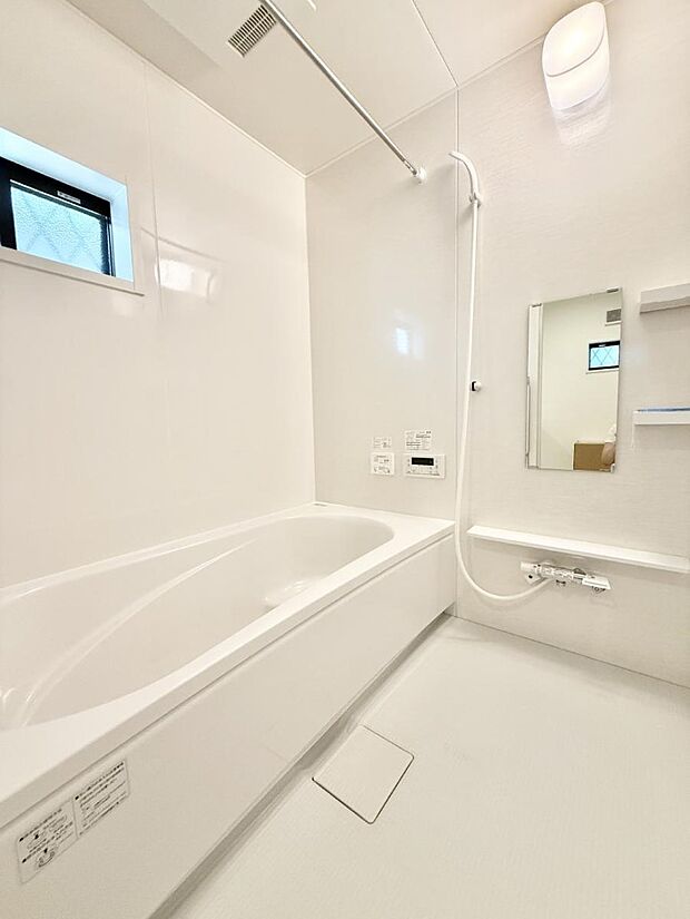 ■落ち着いた色合いの壁面、ゆっくり寛げるバスルーム