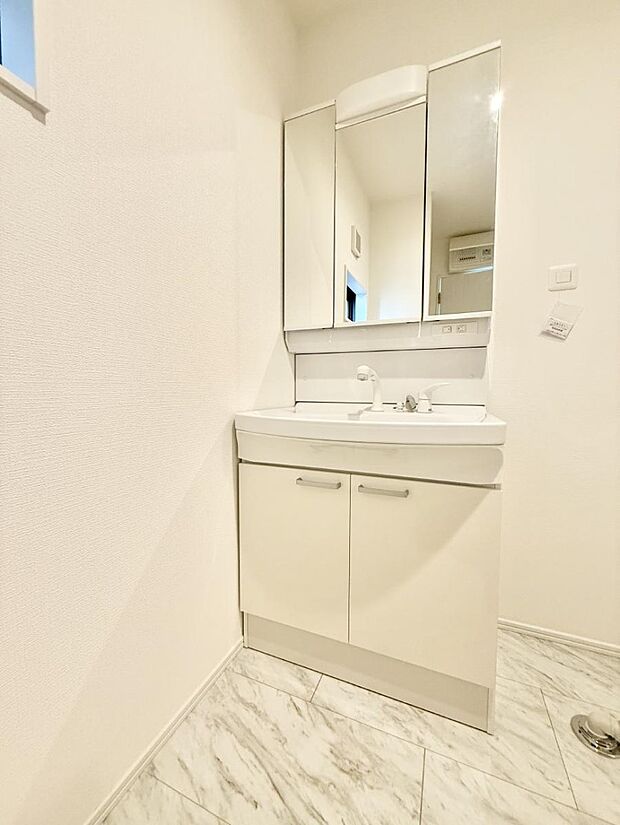 ■明るい洗面所は毎朝の歯磨きも楽しくできちゃいそうです♪