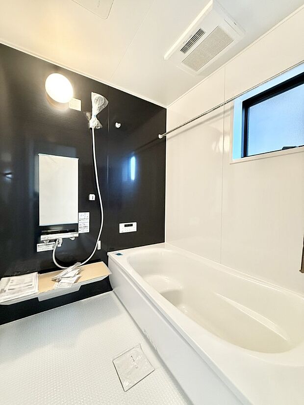 ■落ち着いた色合いの壁面、ゆっくり寛げるバスルーム