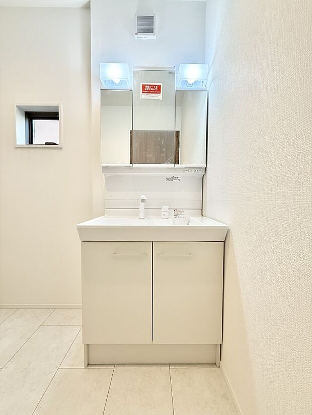 ■明るい洗面所は毎朝の歯磨きも楽しくできちゃいそうです♪