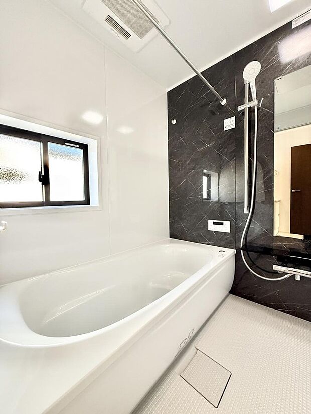 ■落ち着いた色合いの壁面、ゆっくり寛げるバスルーム