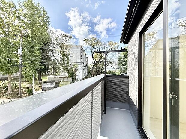 ■ 心地よい風と光を感じる、くつろぎのバルコニー