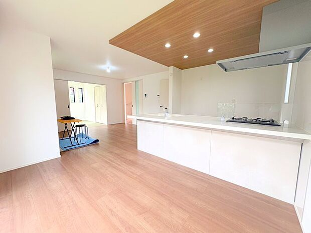 ■自然の光が差し込み、明るい空間が広がります