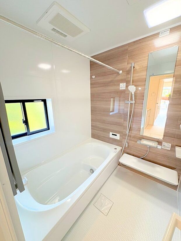 ■落ち着いた色合いの壁面、ゆっくり寛げるバスルーム