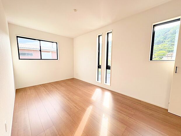 ■2面採光で明るい居室!