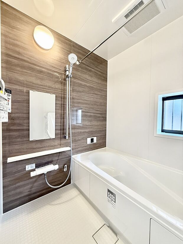 ■落ち着いた色合いの壁面、ゆっくり寛げるバスルーム