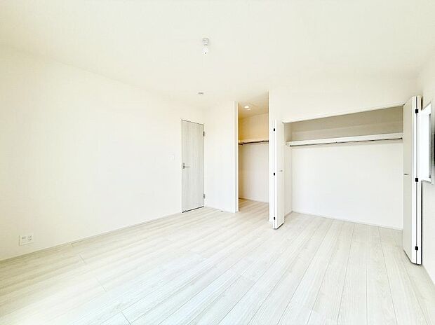 ■シンプルな空間で、収納付きベッドやデスクなど、多機能な家具を活用しやすいです