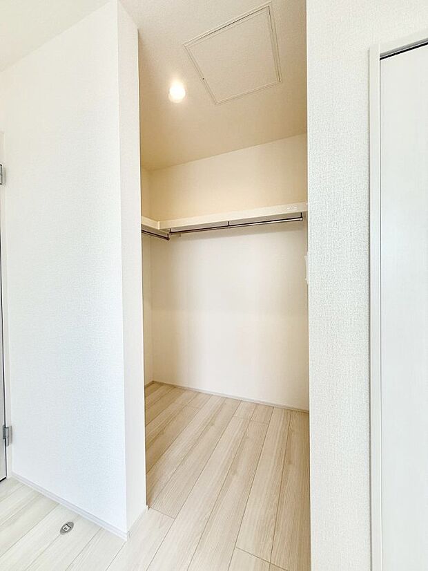 ■季節の洋服も、思い出の小物もすっきり収納できるウォークインクローゼット付