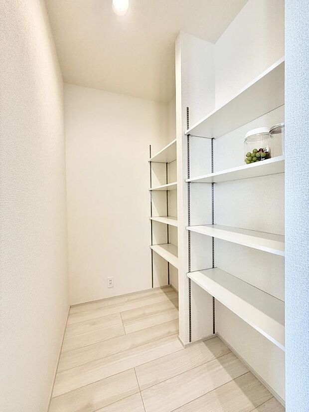 ■キッチン横には食品貯蔵にとても便利なパントリーあり♪