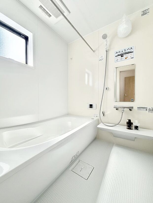 ■落ち着いた色合いの壁面、ゆっくり寛げるバスルーム