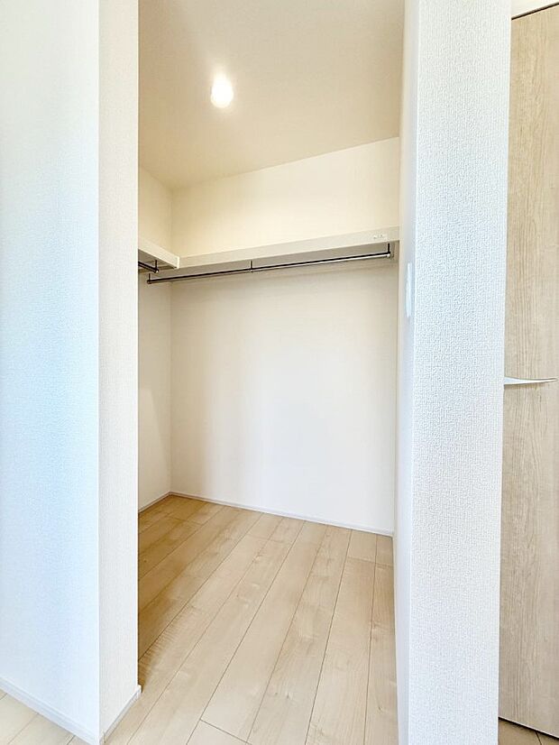 ■季節の洋服も、思い出の小物もすっきり収納できるウォークインクローゼット付  