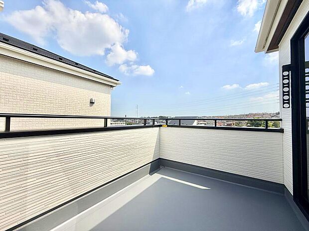 ■ 心地よい風と光を感じる、くつろぎのバルコニー