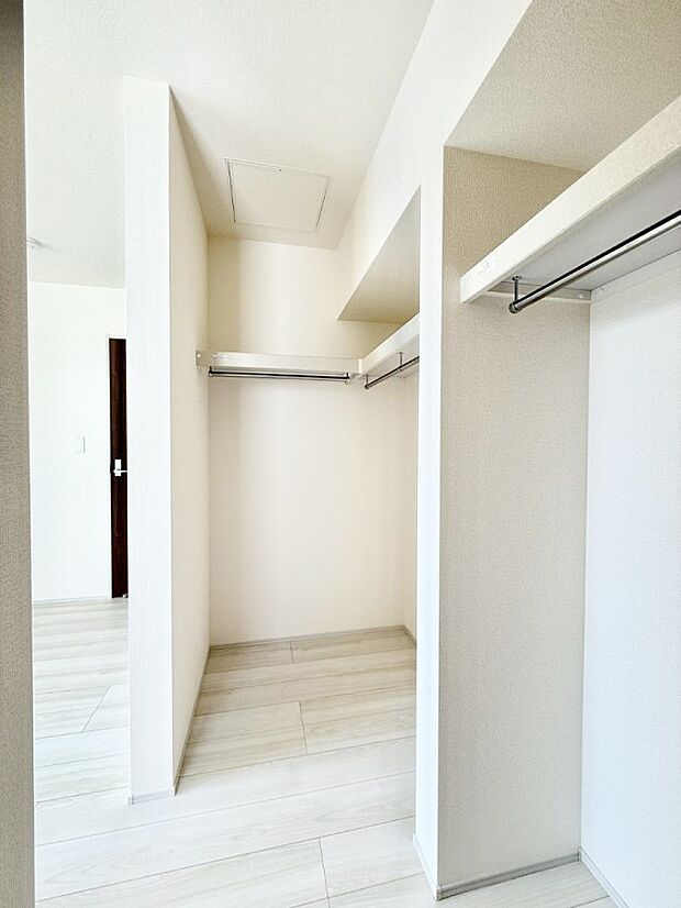 ■季節の洋服も、思い出の小物もすっきり収納できるウォークインクローゼット付  