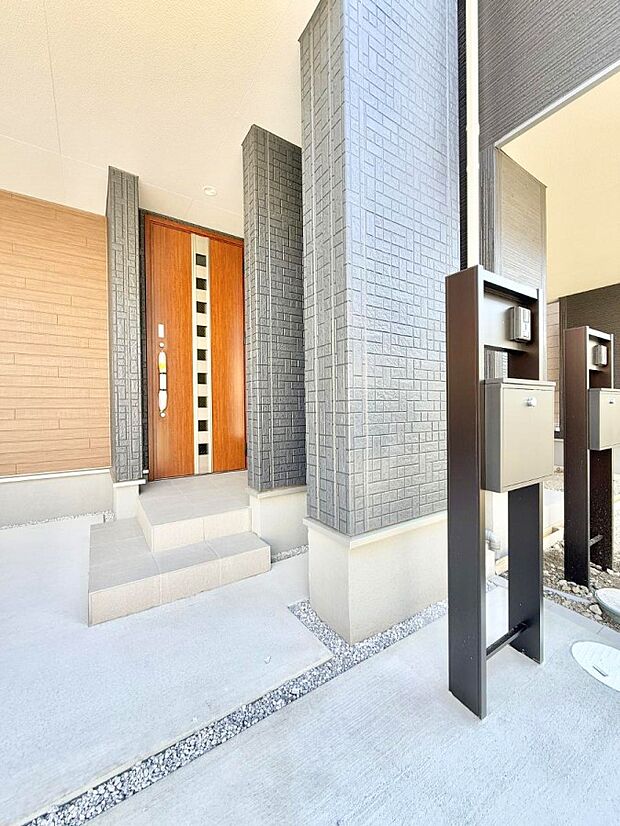 ■ シンプルで美しく、住まいの第一印象を彩る玄関です
