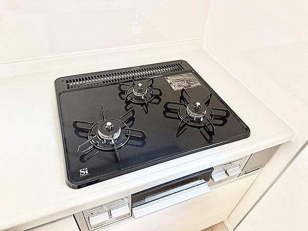 ■3口コンロのシステムキッチンで料理の手順もスムーズに