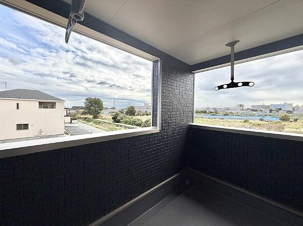 ■ 自然を身近に感じる、開放的なバルコニー