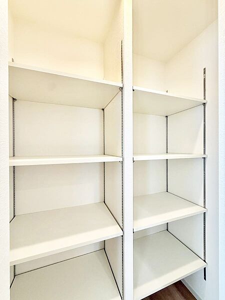 3号棟  ■キッチン横には食品貯蔵にとても便利なパントリーあり