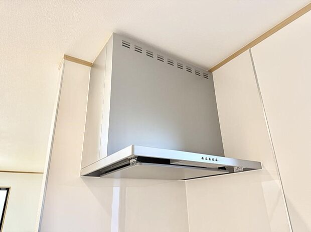 ■フードに覆われている為、匂いが換気扇に誘導され、効率的に排煙ができます