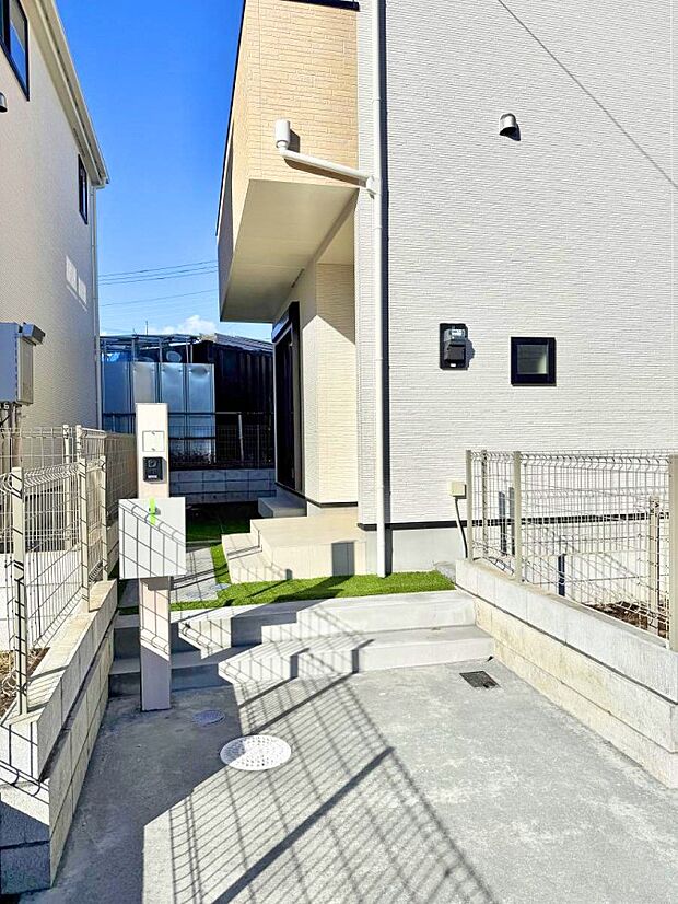 ■ シンプルで美しく、住まいの第一印象を彩る玄関です