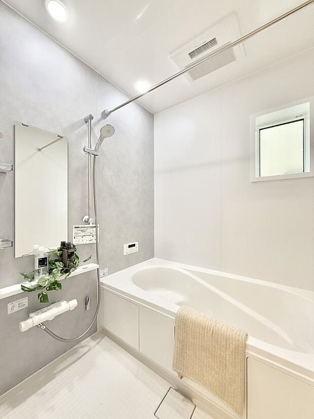 ■落ち着いた色合いの壁面、ゆっくり寛げるバスルーム