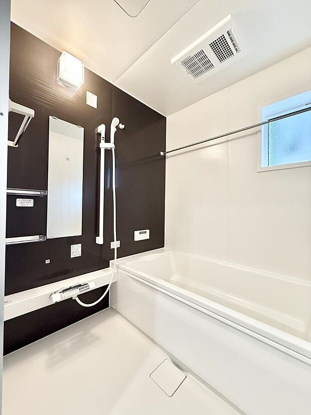 ■落ち着いた色合いの壁面、ゆっくり寛げるバスルーム