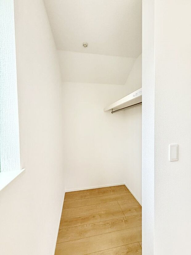 ■季節の洋服も、思い出の小物もすっきり収納できるウォークインクローゼット付