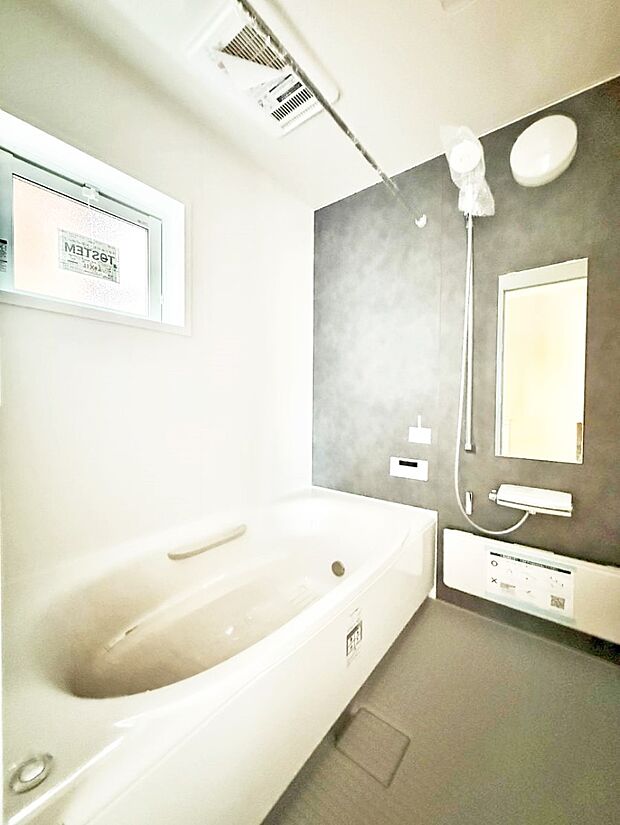 ■落ち着いた色合いの壁面、ゆっくり寛げるバスルーム