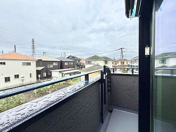 ■ 心地よい風と光を感じる、くつろぎのバルコニー