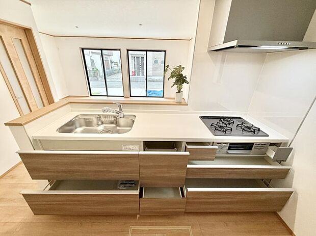 ■シンプルで機能的、毎日使いやすいキッチン