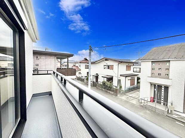 ■ 心地よい風と光を感じる、くつろぎのバルコニー