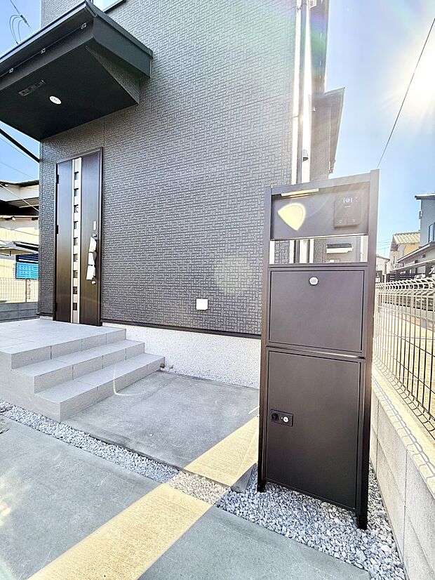 ■ シンプルで美しく、住まいの第一印象を彩る玄関です