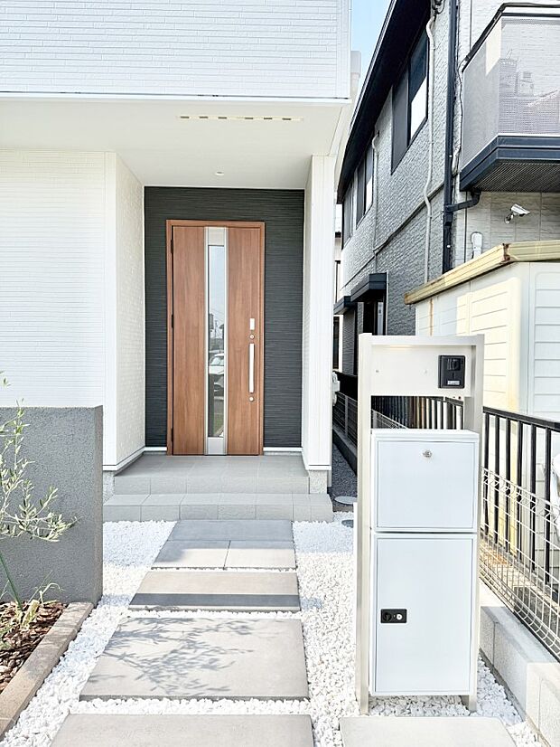 ■ シンプルで美しく、住まいの第一印象を彩る玄関です