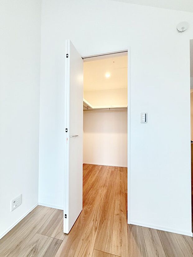 ■季節の洋服も、思い出の小物もすっきり収納できるウォークインクローゼット付