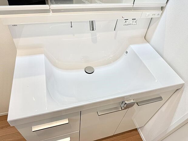 ■細かい部分まで洗いやすく便利なハンドシャワー付き