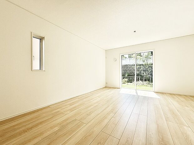 ■自然の光が差し込み、明るい空間が広がります