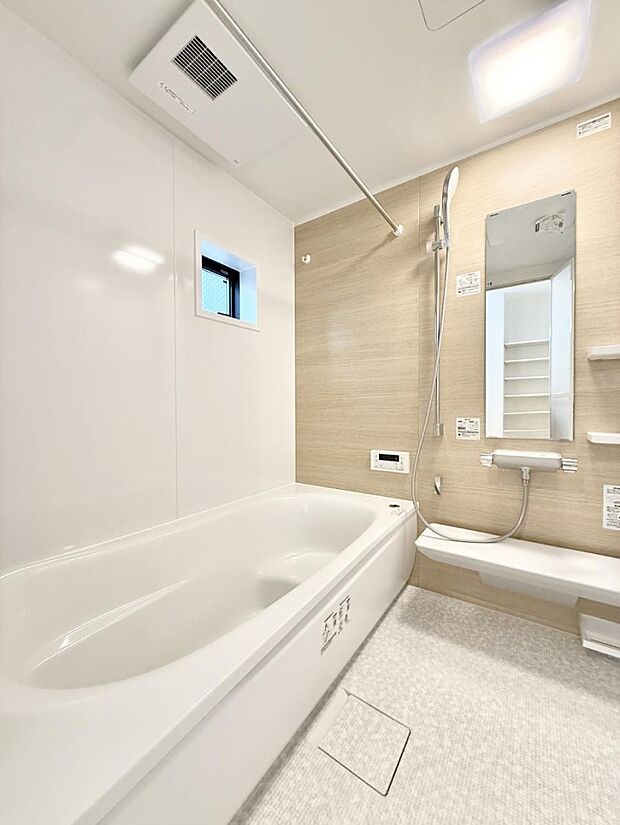 ■落ち着いた色合いの壁面、ゆっくり寛げるバスルーム