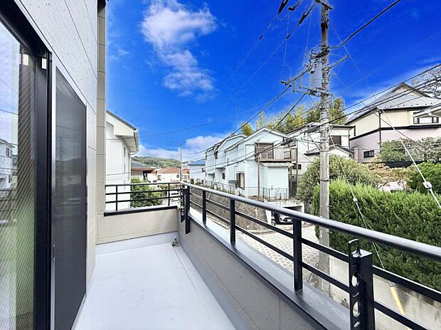 ■ 心地よい風と光を感じる、くつろぎのバルコニー