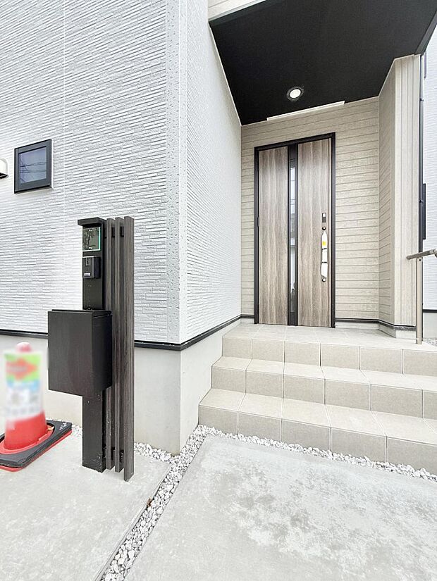 ■ シンプルで美しく、住まいの第一印象を彩る玄関です