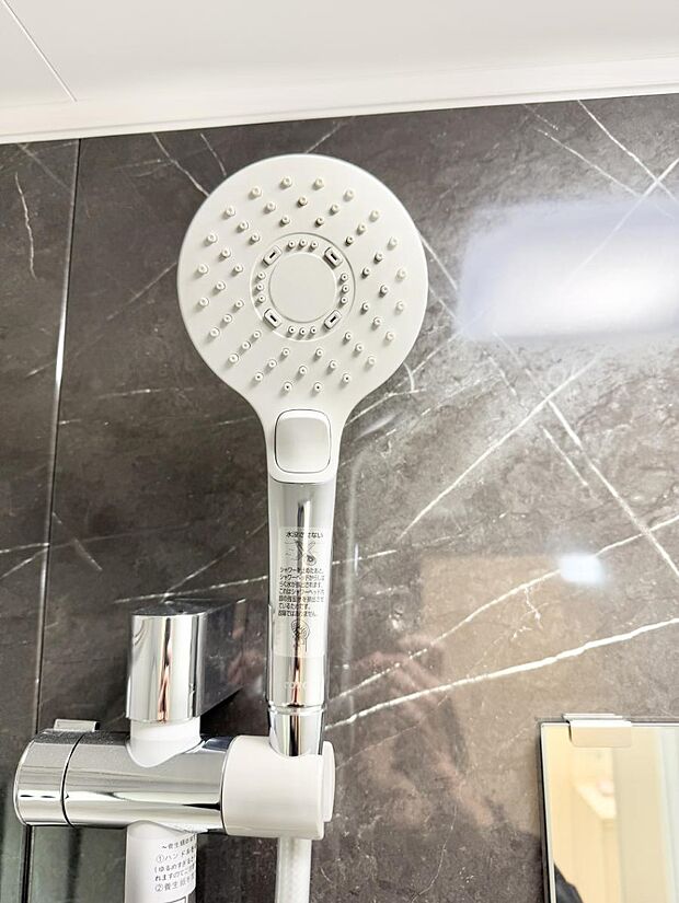 ■手元で簡単に止水できるため、水の無駄遣いを減らすことができます。