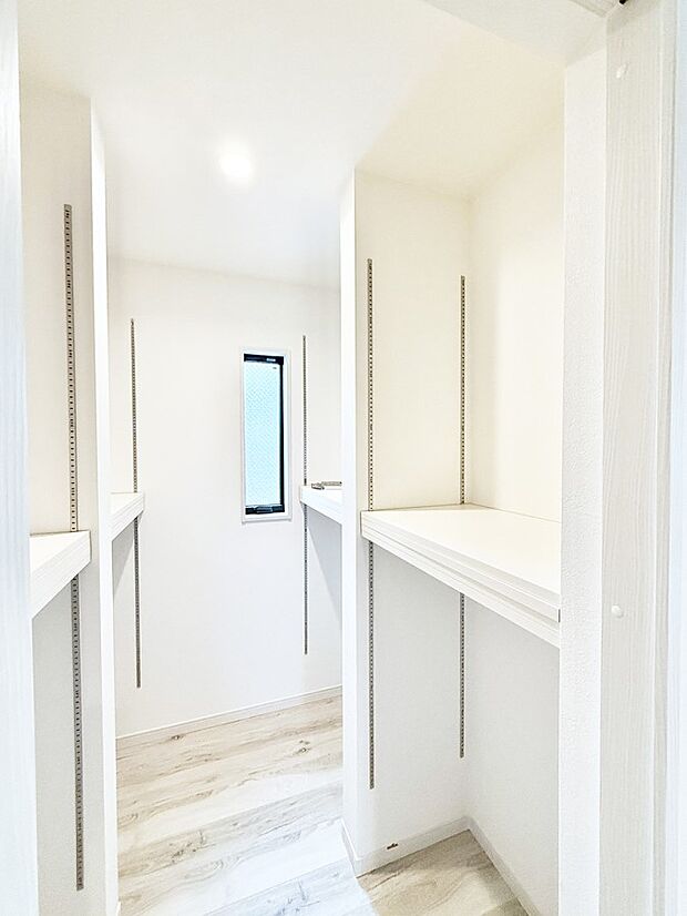 ■まとめ買いしたストック置き場や、災害時の備蓄にも便利なパントリー