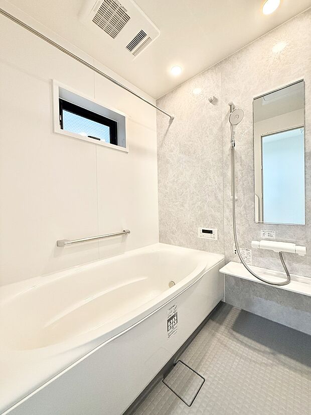 ■落ち着いた色合いの壁面、ゆっくり寛げるバスルーム