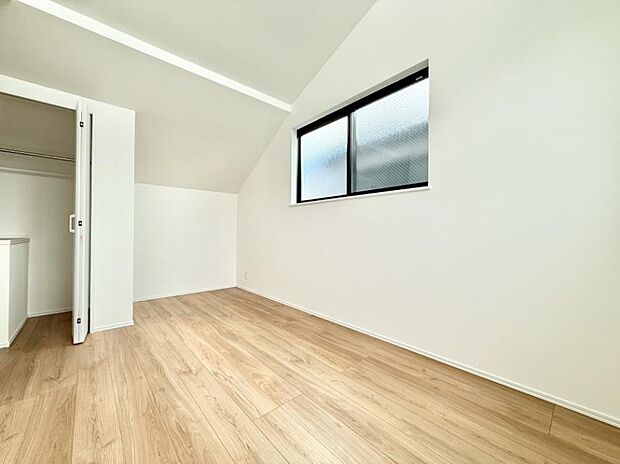 ■シンプルな空間で、収納付きベッドやデスクなど、多機能な家具を活用しやすいです