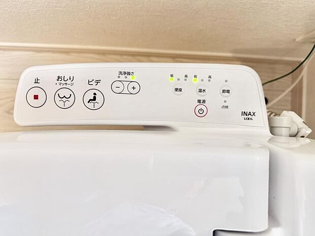 ■温水洗浄で快適、清潔感が保たれるシャワートイレ