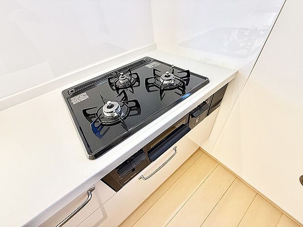 ■3口コンロのシステムキッチンで料理の手順もスムーズに