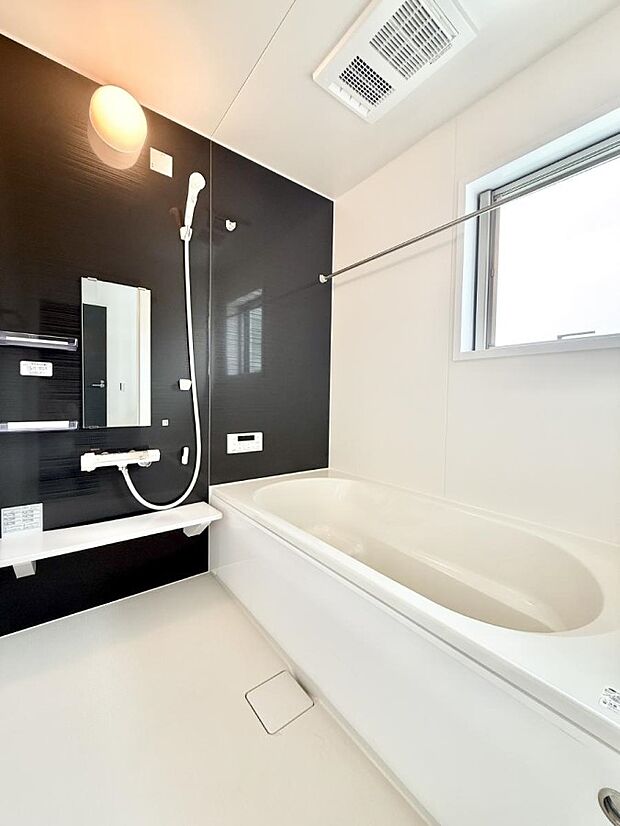 ■落ち着いた色合いの壁面、ゆっくり寛げるバスルーム